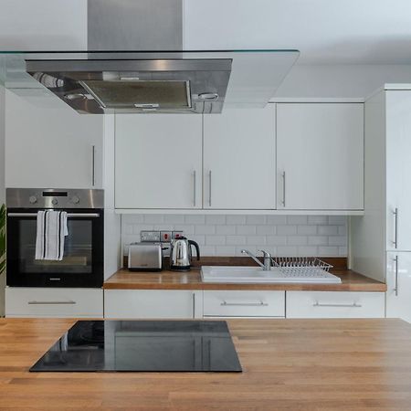 Stylish Two Bedroom Apartment By Central London With Garden Екстериор снимка