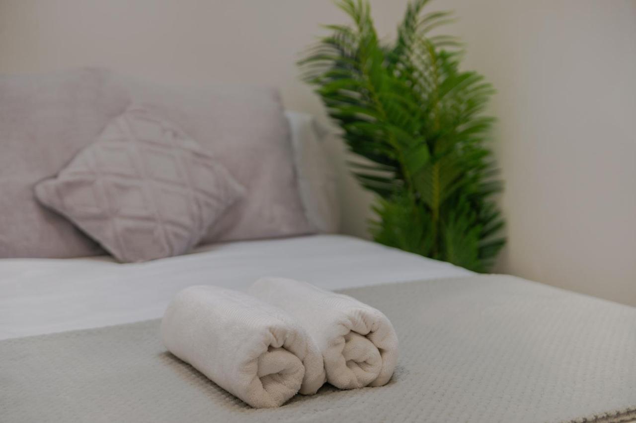 Stylish Two Bedroom Apartment By Central London With Garden Екстериор снимка