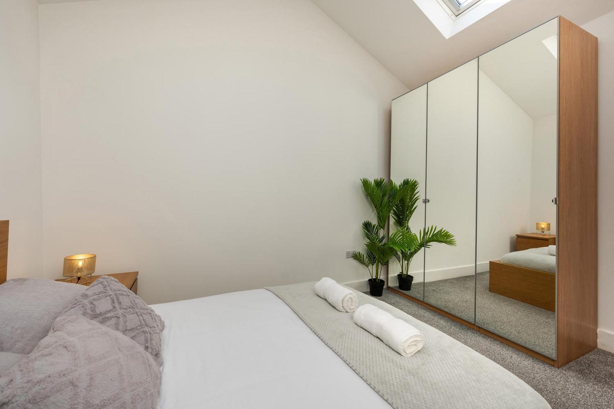 Stylish Two Bedroom Apartment By Central London With Garden Екстериор снимка