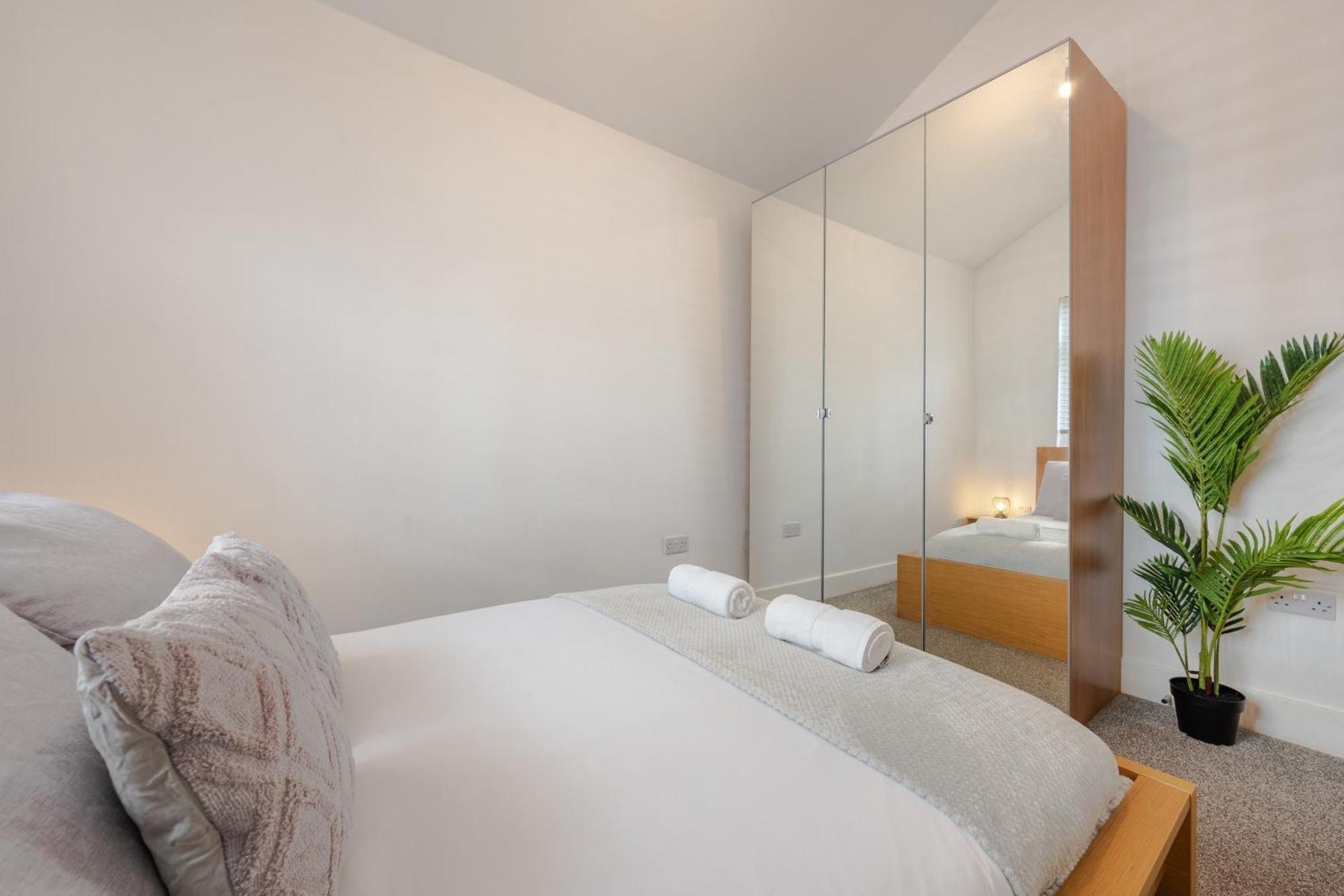 Stylish Two Bedroom Apartment By Central London With Garden Екстериор снимка