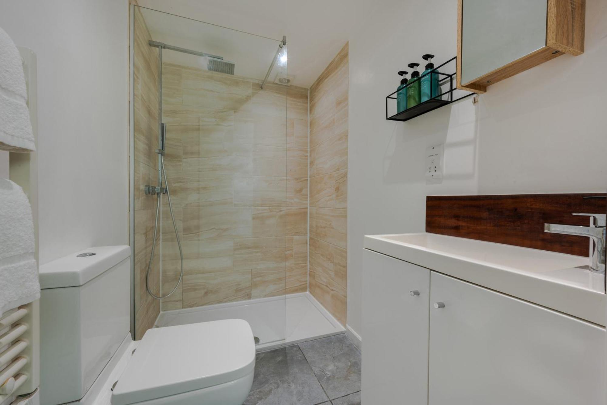 Stylish Two Bedroom Apartment By Central London With Garden Екстериор снимка