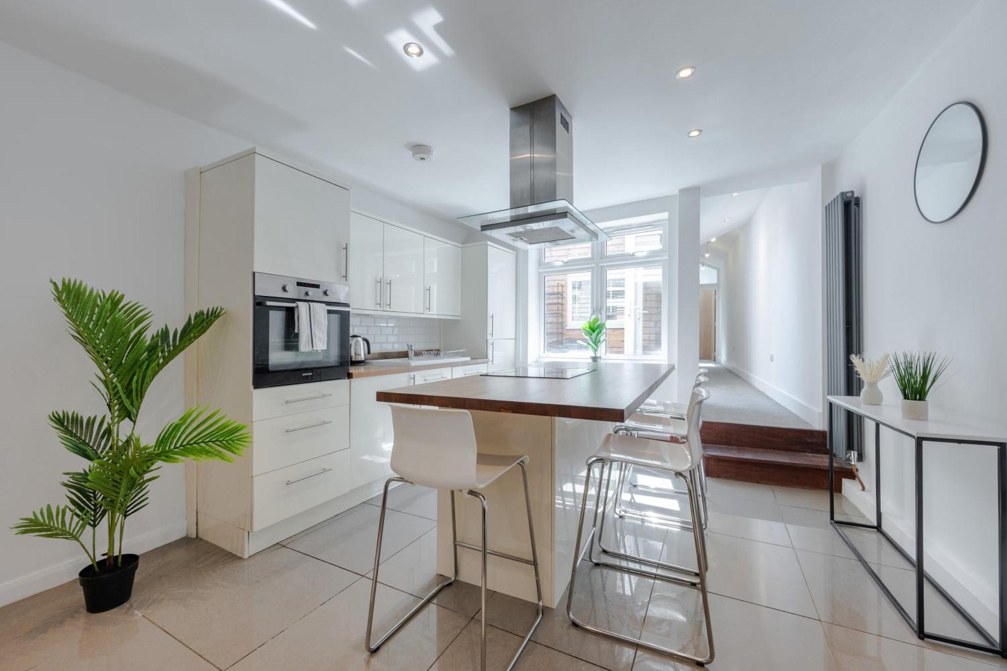 Stylish Two Bedroom Apartment By Central London With Garden Екстериор снимка