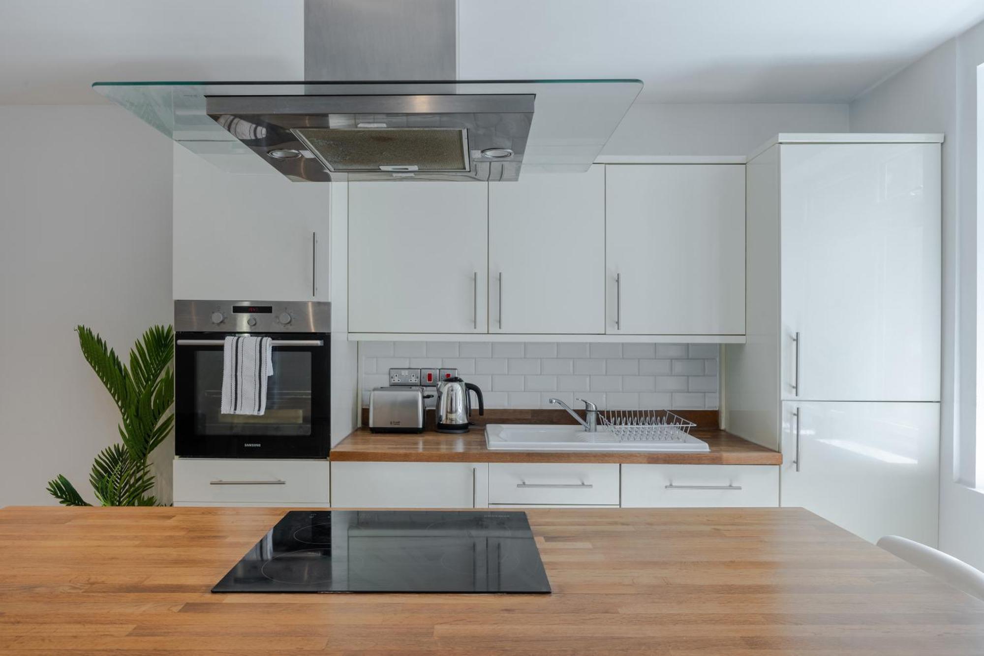 Stylish Two Bedroom Apartment By Central London With Garden Екстериор снимка