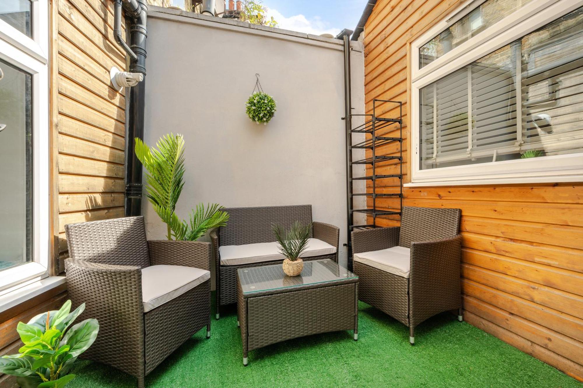 Stylish Two Bedroom Apartment By Central London With Garden Екстериор снимка